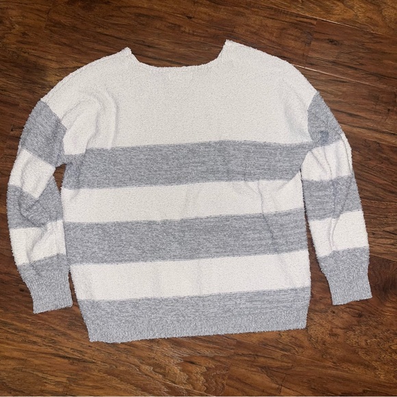 Knox Rose Gray and White V-Neck Sweater with Bold Stripes - Picture 5 of 5